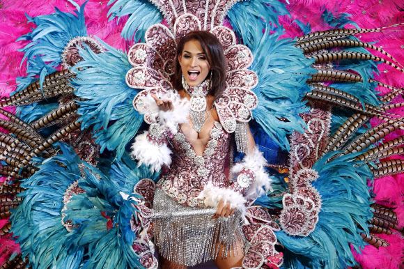 8일(현지시간) 태국 파타야에서 열린 성전환자(트랜스젠더) 미인대회 ‘2019 미스 인터내셔널 퀸’참가자들이 장기자랑을 하고 있다. 2019.3.9  EPA 연합뉴스