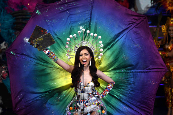 8일(현지시간) 태국 파타야에서 열린 성전환자(트랜스젠더) 미인대회 ‘2019 미스 인터내셔널 퀸’참가자들이 장기자랑을 하고 있다. 2019.3.9  AFP 연합뉴스