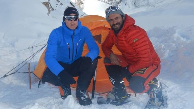 영국 산악인 톰 발라드와 이탈리아 산악인 다니엘레 나르디가 텐트 앞에서 포즈를 취하고 있다. 둘은 띠동갑 사이지만 호흡이 척척 맞는 파트너였다.