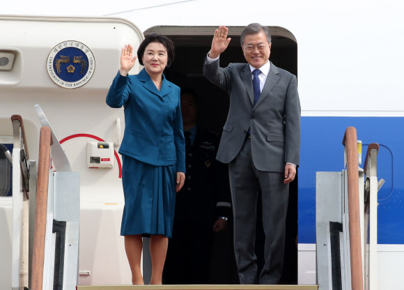 아세안 3개국 순방길 나서는 문 대통령