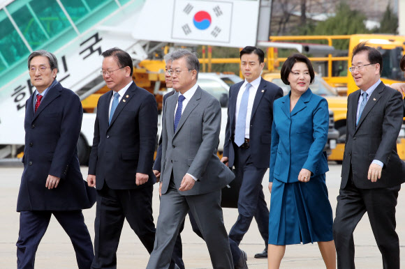 문 대통령, 환송 인사들과 함께 이동