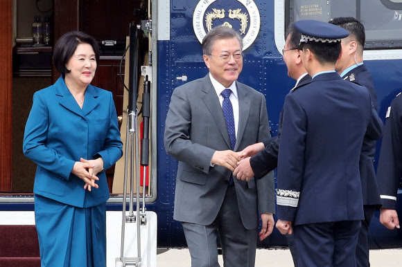 아세안 3개국 순방길 나서는 문 대통령