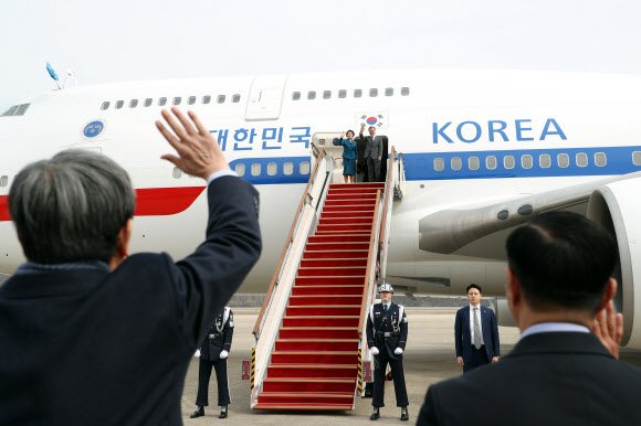 문 대통령, ‘아세안 3개국 잘 다녀오겠습니다’