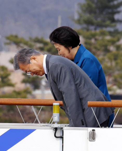 문 대통령, ‘아세안 3개국 다녀오겠습니다’