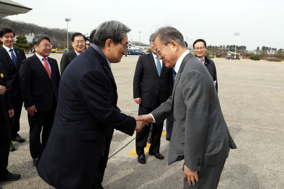 노영민 비서실장과 인사하는 문 대통령