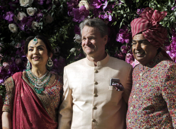 9일 ‘아시아 최고 갑부’ 무케시 암바니 인도 릴라이언스 인더스트리 회장의 장남 아카시 암바니의 결혼식에 참석한 브라이언 모이니헌(가운데) 뱅크오브아메리카 CEO. AP 연합뉴스