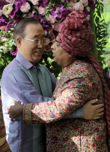 9일 ‘아시아 최고 갑부’ 무케시 암바니 인도 릴라이언스 인더스트리 회장의 장남 아카시 암바니의 결혼식에 참석한 반기문(왼쪽) 전 유엔(UN)사무총장. AP 연합뉴스