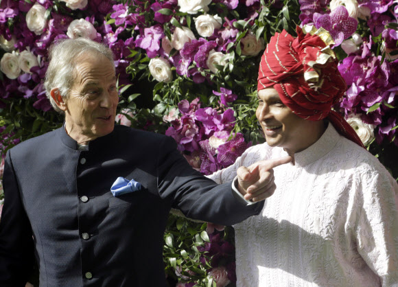 9일 ‘아시아 최고 갑부’ 무케시 암바니 인도 릴라이언스 인더스트리 회장의 장남 아카시 암바니의 결혼식에 참석한 토니 블레어(왼쪽) 전 영국 총리. AP 연합뉴스