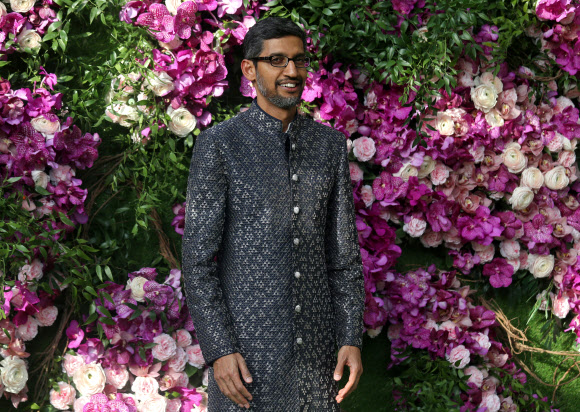 9일 ‘아시아 최고 갑부’ 무케시 암바니 인도 릴라이언스 인더스트리 회장의 장남 아카시 암바니의 결혼식에 참석한 선다 피차이 구글 CEO . 로이터 연합뉴스