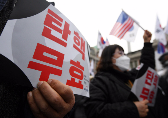 박근혜 전 대통령 탄핵 2년을 맞은 10일 서울역 광장에서 열린 ‘제113차 태극기 집회’에서 박근혜대통령 무죄 석방 1천만 국민운동본부와 대한애국당 등 참석자들이 손팻말과 태극기를 들고 구호를 외치고 있다. 2019. 3. 10. 박윤슬 기자 seul@seoul.co.kr