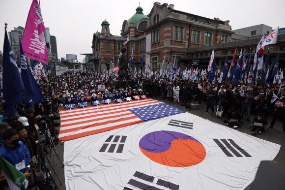 박근혜 전 대통령 탄핵 2년을 맞은 10일 서울역 광장에서 열린 ‘제113차 태극기 집회’에서 박근혜대통령 무죄 석방 1천만 국민운동본부와 대한애국당 등 참석자들이 손팻말과 태극기를 들고 구호를 외치고 있다. 2019. 3. 10. 박윤슬 기자 seul@seoul.co.kr