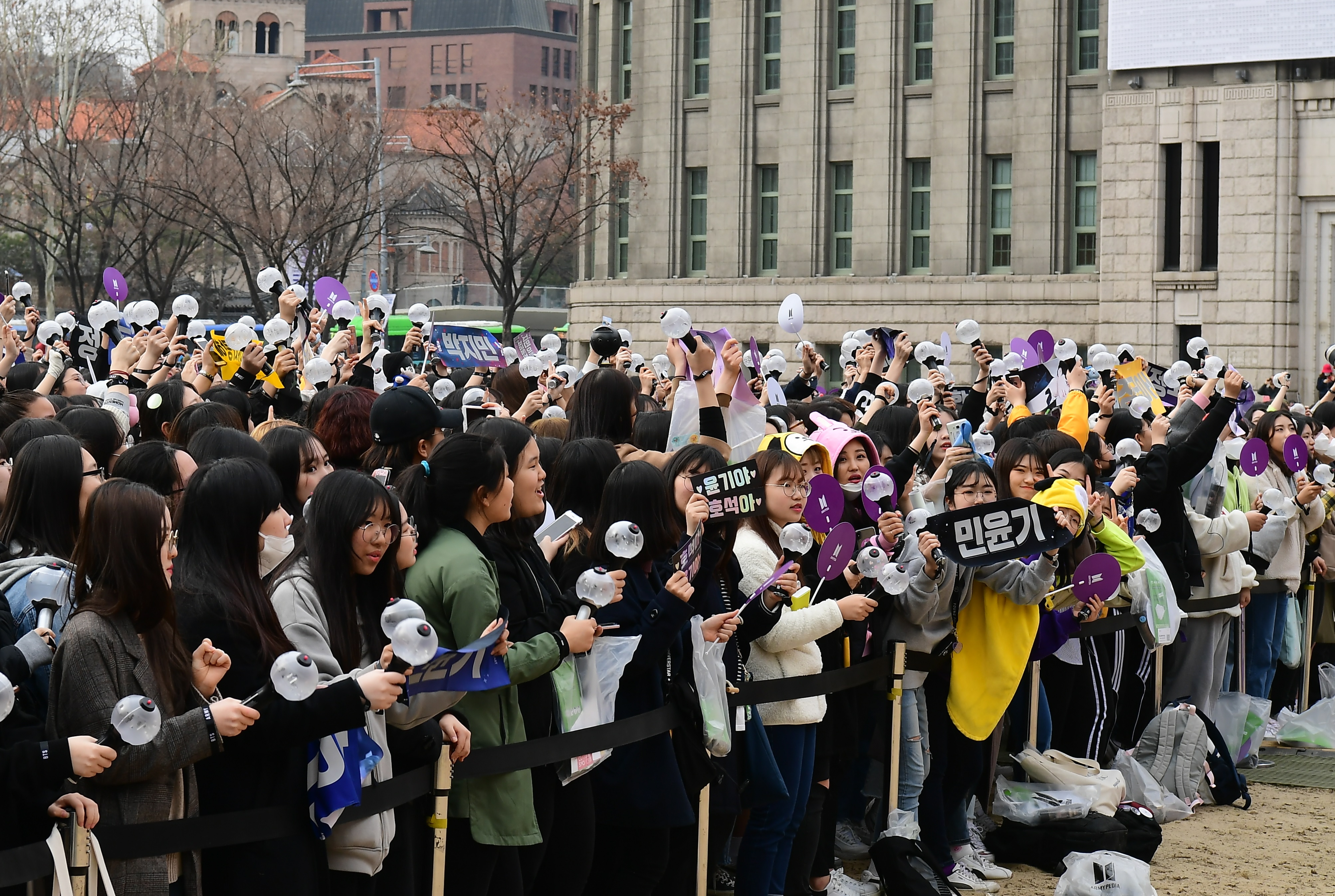방탄소년단 팬들이 대형 전광판에 나오는 방탄소년단을 향해 응원봉을 흔들며 환호하고 있다.