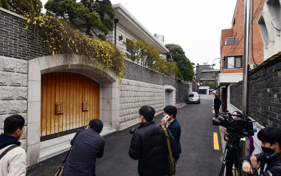 사자명예훼손 혐의로 재판에 넘겨진 전두환 전 대통령의 광주지법 재판 출석을 하루 앞둔 10일 서울 서대문구 연희동에 위치한 전씨의 자택 앞에 취재진이 몰려 있다. <br>정연호 기자 tpgod@seoul.co.kr