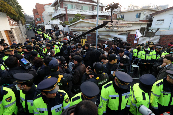 전두환 자택 앞에 모인 지지자들