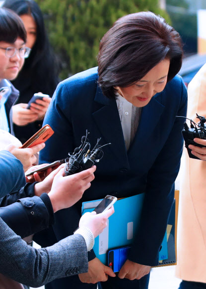 박영선 중소벤처기업부 장관 후보자가 11일 오전 서울 영등포구 여의도에 마련된 인사청문회 준비 사무실로 출근하며 인사하고 있다. 2019.3.11 연합뉴스