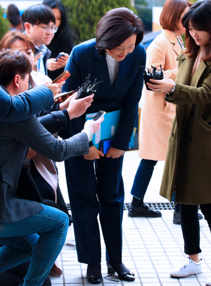박영선 중소벤처기업부 장관 후보자가 11일 오전 서울 영등포구 여의도에 마련된 인사청문회 준비 사무실로 출근하며 인사하고 있다. 2019.3.11 연합뉴스