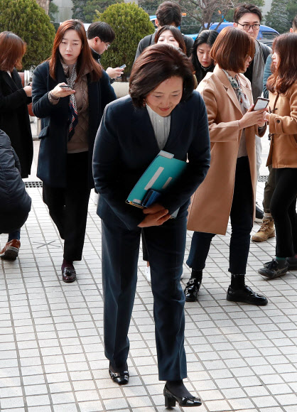 박영선 중소벤처기업부 장관 후보자가 11일 오전 서울 영등포구 여의도에 마련된 인사청문회 준비 사무실로 출근해 취재진과의 질의응답을 마친 뒤 건물로 들어가며 재차 인사하고 있다. 2019.3.11 연합뉴스