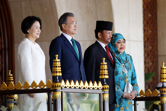 브루나이를 국빈 방문 중인 문재인 대통령이 11일 오전 브루나이 왕궁 정원에서 열린 공식환영식에서 하사날 볼키아 국왕과 함께 사열단에 나란히 자리하고 있다. 2019.3.11  연합뉴스