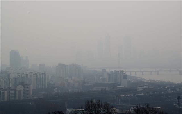 미세먼지와 초미세먼지 농도가 ‘나쁨’을 수준을 보인 11일 오전 서울 도심이 뿌옇게 보이고 있다.  국립환경과학원에 따르면 이날 중부지역과 일부 호남지역은 오전에는 대기 정체로, 밤에는 국외 미세먼지의 유입으로 농도가 높을 것으로 전망했다. 2019.3.11 뉴스1