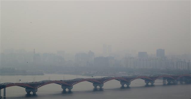 미세먼지와 초미세먼지 농도가 ‘나쁨’을 수준을 보인 11일 오전 서울 도심이 뿌옇게 보이고 있다.  국립환경과학원에 따르면 이날 중부지역과 일부 호남지역은 오전에는 대기 정체로, 밤에는 국외 미세먼지의 유입으로 농도가 높을 것으로 전망했다. 2019.3.11 뉴스1