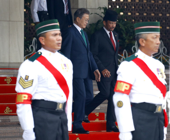 브루나이를 국빈 방문 중인 문재인 대통령이 11일 오전 브루나이 왕궁 정원에서 열린 공식환영식에서 하사날 볼키아 국왕과 함께 의장대를 사열하기 위해 이동하고 있다. 2019.3.11  연합뉴스