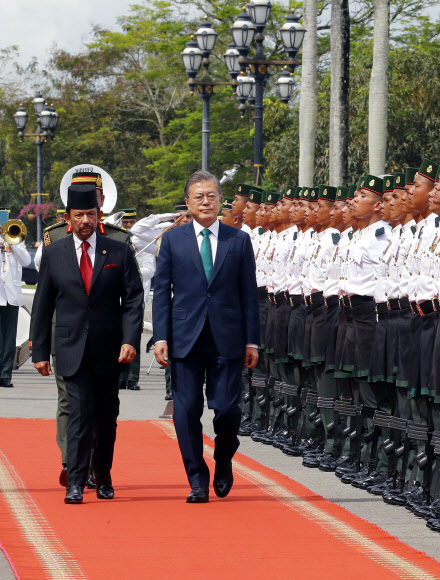 브루나이를 국빈 방문 중인 문재인 대통령이 11일 오전 브루나이 왕궁 정원에서 열린 공식환영식에서 하사날 볼키아 국왕과 함께 의장대를 사열하고 있다. 2019.3.11  연합뉴스