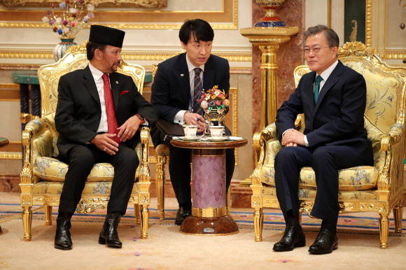 브루나이를 국빈 방문 중인 문재인 대통령이 11일 오전 브루나이 왕궁에서 하사날 볼키아 국왕과 환담하고 있다. 2019.3.11  연합뉴스