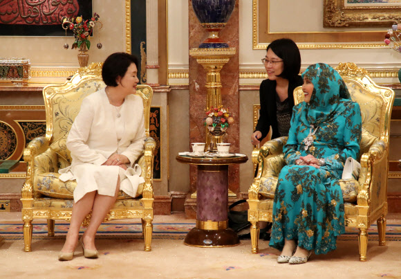 브루나이를 국빈 방문 중인김정숙 여사가 11일 오전 브루나이 왕궁에서 살레하 왕비와 환담하고 있다. 2019.3.11  연합뉴스