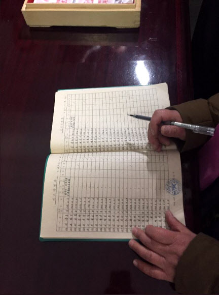 콜린 제임스 크룩스 북한 주재 영국대사가 10일 트위터 계정을 통해 “각국 대사들이 평양 김일성종합대학 인근에 마련된 투표소에 초청됐다”며 제14기 최고인민회의 대의원 선거 현장을 공개했다. 크룩스 대사는 “유권자들은 투표함에 투표용지를 넣어 1명의 후보자에게 투표할 수 있다”며 “유권자들은 원하는 경우 투표함에 있는 연필로 (선을 그어) 반대 의사를 표시할 수 있다고 들었다”고 설명했다. 2019.3.11  콜린 제임스 크룩스 북한 주재 영국대사 트위터 캡처