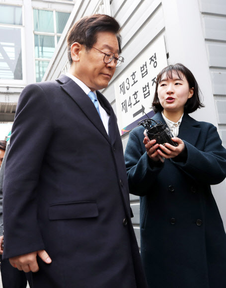 법원 들어서는 이재명 경기지사  공직선거법상 허위사실 공표와 직권남용권리행사방해 혐의 등으로 기소된 이재명 경기지사가 11일 오전 경기도 성남시 수정구 수원지방법원 성남지원에서 열린 9차 공판에 출석하고 있다. 2019.3.11 연합뉴스