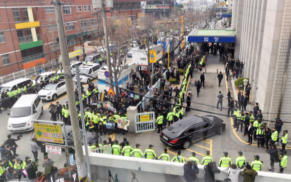 고(故) 조비오 신부 사자명예훼손 혐의를 받고 있는 전두환 씨의 재판이 11일 오후 광주지방법원에서 열리는 가운데 전 씨가 재판을 받기 위해 부인 이순자 씨와 함께 법정에 들어서고 있다. 2019. 3. 11.<br> 광주=정연호 기자 tpgod@seoul.co.kr