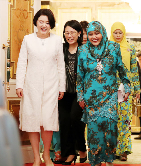 브루나이를 국빈 방문 중인 문재인 대통령 부인 김정숙 여사가 11일 오전(현지시간) 브루나이 왕궁에서 살레하 왕비와 함께 왕궁을 둘러보며 얘기를 나누고 있다. 2019.3.11  연합뉴스