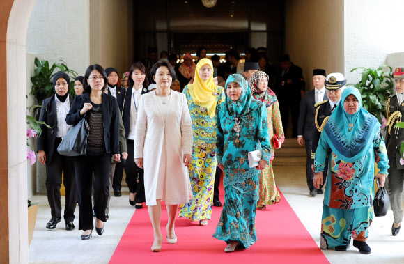 브루나이를 국빈 방문 중인 문재인 대통령 부인 김정숙 여사가 11일 오전(현지시간) 브루나이 왕궁에서 살레하 왕비와 함께 왕궁을 둘러보며 얘기를 나누고 있다. 2019.3.11  연합뉴스