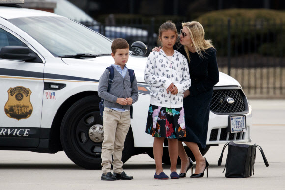 도널드 트럼프 미국 대통령의 장녀 이방카 트럼프 백악관 선임고문과 손녀,손자가 10일(현지시간) 가족들과 함께 플로리다에서 주말을 보낸후 메릴랜드주 앤드류스 공군기지에 도착해 대통령 전용기 ‘에어포스원’에서 내리고 있다.  AFP 연합뉴스