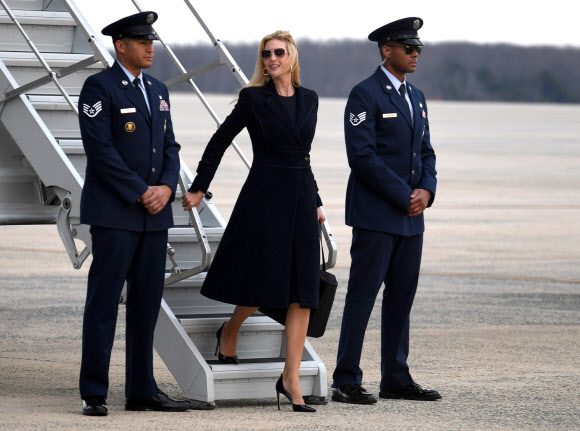 이방카 트럼프 백악관 선임고문이 10일(현지시간) 가족들과 함께 플로리다에서 주말을 보낸후 워싱턴 인근 메릴랜드주 앤드루스 공군기지로 돌아와 대통령 전용기 ‘에어포스원’에서 내리고 있다. 로이터 연합뉴스