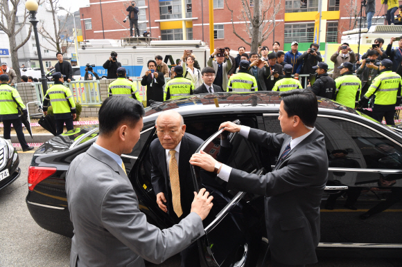 고(故) 조비오 신부 사자명예훼손 혐의를 받고 있는 전두환 씨의 재판이 11일 오후 광주지방법원에서 열리는 가운데 전 씨가 재판을 받기 위해 부인 이순자 씨와 함께 법정에 들어서고 있다. 2019. 3. 11. <br>광주=정연호 기자 tpgod@seoul.co.kr