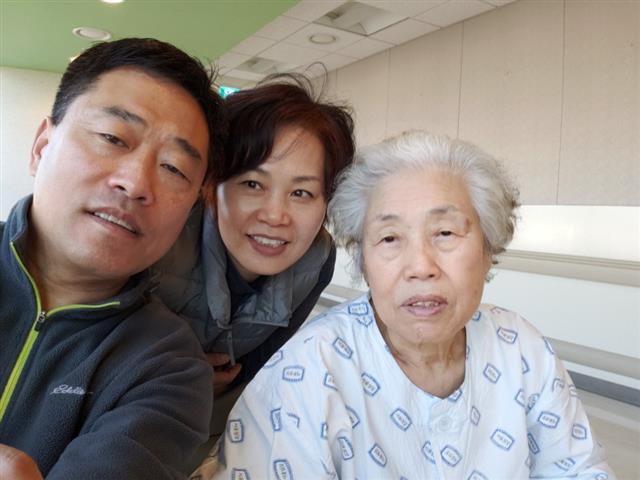 1월 21일 말기암으로 투병 중인 김순례(오른쪽)씨가 호스피스 병동에서 첫째 아들 조희성씨 내외와 함께 찍은 사진. 미국에 사는 조씨는 어머니가 아프다는 소식에 한국에 달려왔다. 조희성씨 제공