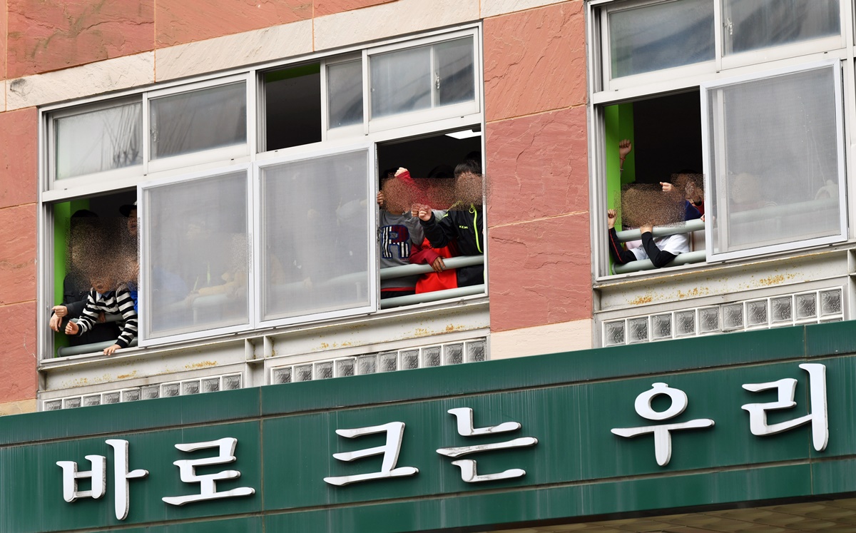 전두환씨가 지난 11일 광주지법에 모습을 드러내자 근처에 있는 초등학교의 학생들이 “전두환은 물러가라”고 외치고 있다. 2019. 3. 11. 광주 정연호 기자 tpgod@seoul.co.kr