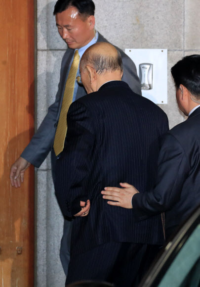 허리잡고 귀가하는 전두환