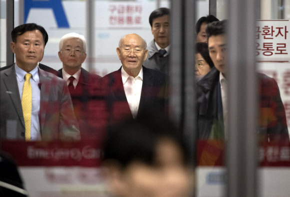 전두환 전 대통령이 11일 오후 서울 세브란스병원 응급진료센터에서 나서고 있다. 2019.3.11 연합뉴스