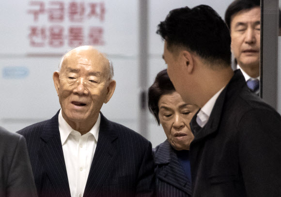 전두환 전 대통령이 11일 오후 서울 세브란스병원 응급진료센터에서 나서고 있다. 2019.3.11 연합뉴스