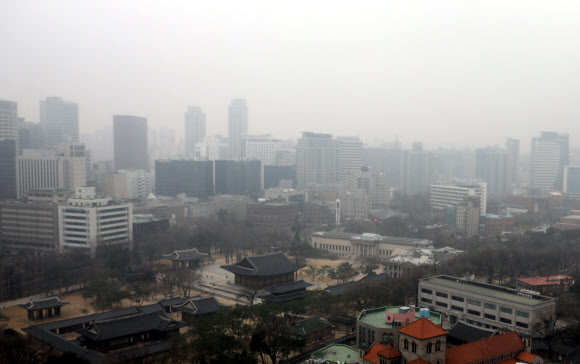 12일 오전 미세먼지로 서울시내가 뿌옇게 보인다. 이날 서울시는 오전 8시를 기해 초미세먼지(PM-2.5) 주의보를 발령했다. 2019.3.12  연합뉴스