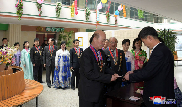 투표하러 온 북한 시민들