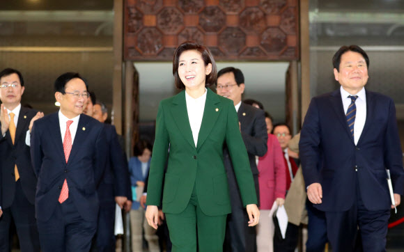 밝은 표정으로 본회의장 나서는 나경원