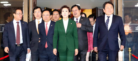 국회 본회의장 나오는 나경원