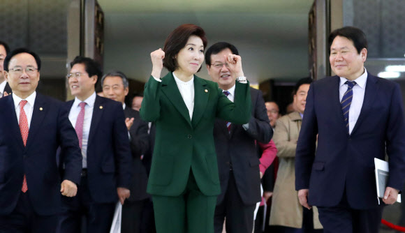 나경원 ‘본회의장 나오며 파이팅!’
