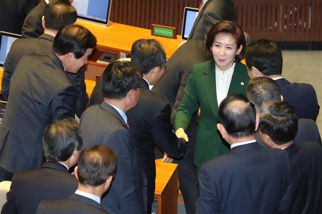 나경원 원내대표 반기는 한국당 의원들