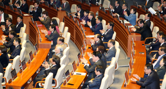 한국당 의원들 박수로 나경원 원내대표 격려