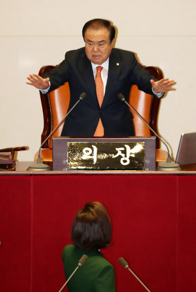 민주당, 한국당 의원들 진정시키는 문희상 국회의장