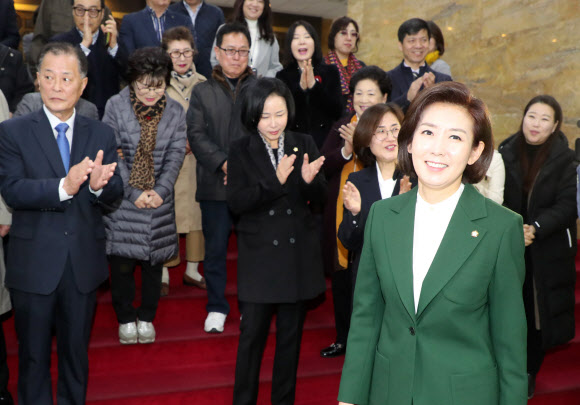 나경원 ‘지지자들위 박수를 받으며’